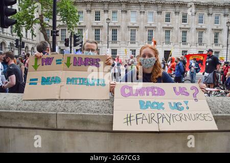 London, Großbritannien. Juli 2021. Demonstranten vor der Downing Street. Die Beschäftigten und Unterstützer des NHS (National Health Service) marschierten durch das Zentrum Londons und forderten eine faire Lohnerhöhung für das NHS-Personal und allgemeine Unterstützung des NHS. (Kredit: Vuk Valcic / Alamy Live News) Stockfoto