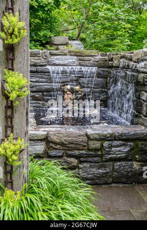 Wayne, Pennsylvania, USA. Chanticleer Garden Brunnen in der Ruine. Stockfoto