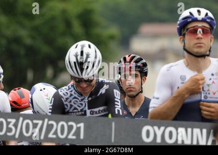 Oyonnax, Frankreich. 03. Juli 2021. Fahrer am Start der 8. Etappe der Tour de France in Oyonnax, Frankreich. Julian Elliott News Photography Credit: Julian Elliott/Alamy Live News Stockfoto