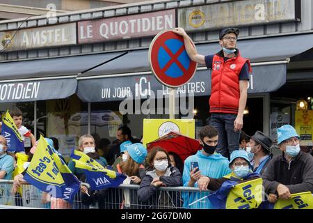 Oyonnax, Frankreich. 03. Juli 2021. Fans der Tour de France warten auf den Start in Oyonnax, Frankreich. Julian Elliott News Photography Credit: Julian Elliott/Alamy Live News Stockfoto