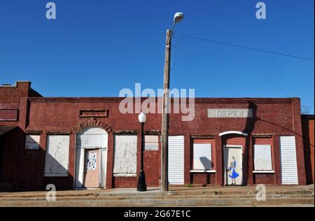 An der Main Street in der Stadt Depew, Oklahoma, der Route 66, stehen historische Gebäude mit vertauften Schaufenstern. Stockfoto