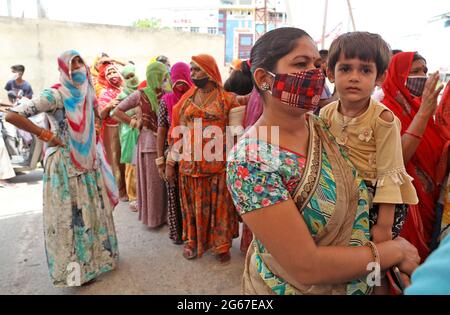 Beawar, Rajasthan, Indien, 3. Juli 2021: Die Begünstigten stehen in einer Schlange, um eine Dosis COVID-19-Impfstoff gegen die Coronavirus-Krankheit in einem Impfzentrum in Beawar zu erhalten. Kredit: Sumit-Samarwat/Alamy Live Nachrichten Stockfoto