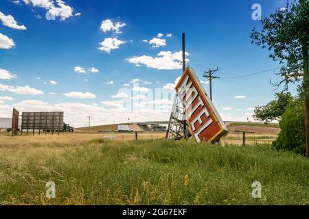 Defektes, verderbtes Motel-Schild im Feld in der Mitte der Route 66 Texas Stockfoto