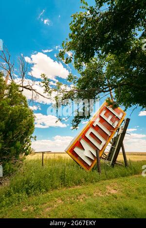 Defektes, verderbtes Motel-Schild im Feld in der Mitte der Route 66 Texas Stockfoto