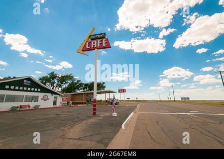 Mittelpunkt der Route 66 Texas mit Cafe-Schild Stockfoto