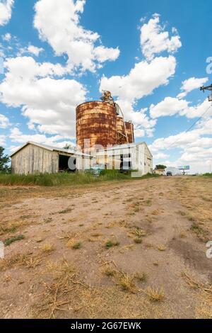 Lagertanks Kornsilos und Vintage-Farm-Pickup auf der Route 66 Texas Stockfoto