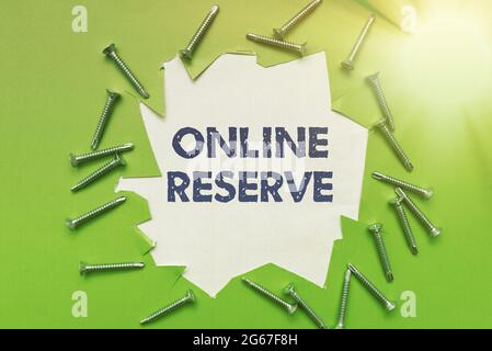 Schreiben mit dem angezeigten Text Online Reserve. Das Internet-Konzept ermöglicht es den Kunden, durch Überprüfung der Verfügbarkeit Ideen zur Werkstattverbesserung zu buchen Stockfoto