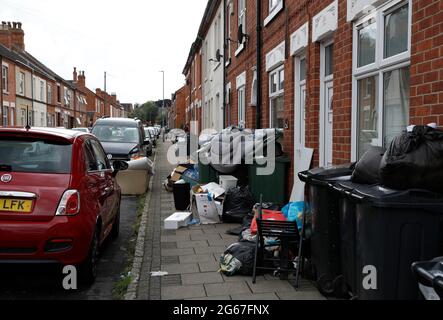 Loughborough, Leicestershire, Großbritannien. Juli 2021. Nach dem Ende der academi wurde Müll von Studenten auf den Straßen zurückgelassen, die ihre Häuser räumten Stockfoto