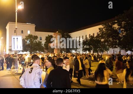 Nach Italien ins Halbfinale der Euro 2020 eingezogen ist, feierten viele italienische Fans und viele Jugendliche am 3. Juli 2021 in München am Party Hotspot in der Ludwigstraße. Die Polizei war sehr stark präsent und beobachtete die Situation. * Nachdem Italien das Viertelfinale der Euro 2020 gegen Belgien gewonnen hatte, zelebrierten viele italienische Fans und Jugendliche am Party-Hotspot in der Ludwigstraße in München. (Foto: Alexander Pohl/Sipa USA) Quelle: SIPA USA/Alamy Live News Stockfoto