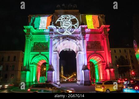 Das Siegestor in den Farben von Italien und Belgien. Nach Italien ins Halbfinale der Euro 2020 eingezogen ist, feierten viele italienische Fans und viele Jugendliche am 3. Juli 2021 in München am Party Hotspot in der Ludwigstraße. Die Polizei war sehr stark präsent und beobachtete die Situation. * der Siegestor in den Farben Italiens und Belgiens. Nachdem Italien das Viertelfinalspiel der Euro 2020 gegen Belgien gewonnen hatte, zelebrierten viele italienische Fans und Jugendliche am Party-Hotspot in der Ludwigstraße in München. (Foto: Alexander Pohl/Sipa USA) Quelle: SIPA USA/Alamy Live News Stockfoto