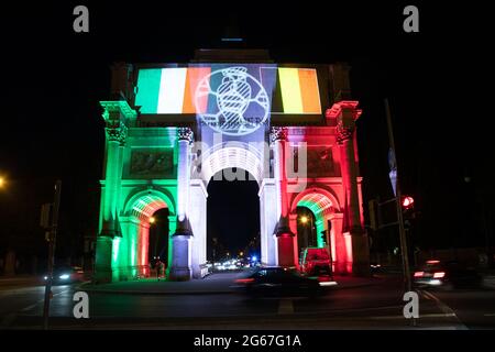 Das Siegestor in den Farben von Italien und Belgien. Nach Italien ins Halbfinale der Euro 2020 eingezogen ist, feierten viele italienische Fans und viele Jugendliche am 3. Juli 2021 in München am Party Hotspot in der Ludwigstraße. Die Polizei war sehr stark präsent und beobachtete die Situation. * der Siegestor in den Farben Italiens und Belgiens. Nachdem Italien das Viertelfinalspiel der Euro 2020 gegen Belgien gewonnen hatte, zelebrierten viele italienische Fans und Jugendliche am Party-Hotspot in der Ludwigstraße in München. (Foto: Alexander Pohl/Sipa USA) Quelle: SIPA USA/Alamy Live News Stockfoto