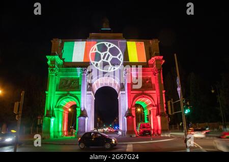 Das Siegestor in den Farben von Italien und Belgien. Nach Italien ins Halbfinale der Euro 2020 eingezogen ist, feierten viele italienische Fans und viele Jugendliche am 3. Juli 2021 in München am Party Hotspot in der Ludwigstraße. Die Polizei war sehr stark präsent und beobachtete die Situation. * der Siegestor in den Farben Italiens und Belgiens. Nachdem Italien das Viertelfinalspiel der Euro 2020 gegen Belgien gewonnen hatte, zelebrierten viele italienische Fans und Jugendliche am Party-Hotspot in der Ludwigstraße in München. (Foto: Alexander Pohl/Sipa USA) Quelle: SIPA USA/Alamy Live News Stockfoto