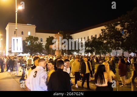 Nach Italien ins Halbfinale der Euro 2020 eingezogen ist, feierten viele italienische Fans und viele Jugendliche am 3. Juli 2021 in München am Party Hotspot in der Ludwigstraße. Die Polizei war sehr stark präsent und beobachtete die Situation. * Nachdem Italien das Viertelfinale der Euro 2020 gegen Belgien gewonnen hatte, zelebrierten viele italienische Fans und Jugendliche am Party-Hotspot in der Ludwigstraße in München. (Foto: Alexander Pohl/Sipa USA) Quelle: SIPA USA/Alamy Live News Stockfoto