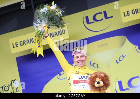 3. Juli 2021; Oyonnax, Auvergne-Rh&#xf4;ne-Alpes, Frankreich; TOUR DE FRANCE 2021 UCI Cycling World Tour Etappe 8 von Oyonnax nach Le Grand Bornand; Tadej Pogacar Slowenien VAE Team Emirates auf dem Podium Stockfoto