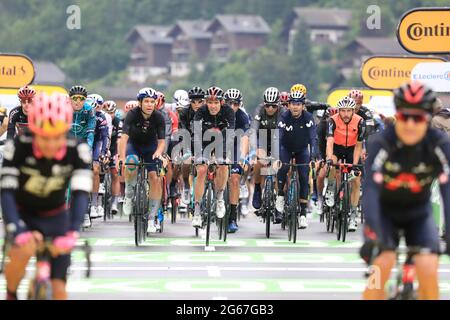 3. Juli 2021; Oyonnax, Auvergne-Rh&#xf4;ne-Alpes, Frankreich; TOUR DE FRANCE 2021 UCI Cycling World Tour Etappe 8 von Oyonnax nach Le Grand Bornand; das Hauptfeld überquert die Ziellinie. Stockfoto