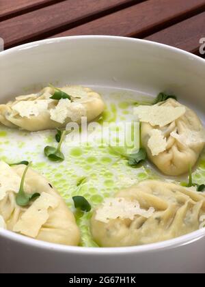 Ravioli mit Parmesankäse und Microgreens Stockfoto