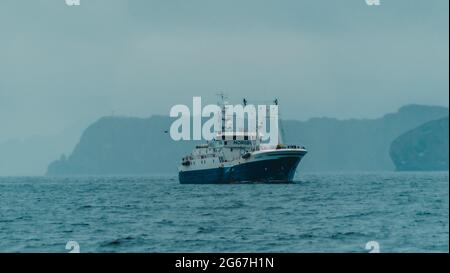 Petropawlowsk-Kamtschatsky, RUSSLAND-Juli 2020: Fischerboot in der Avacha-Bucht Stockfoto