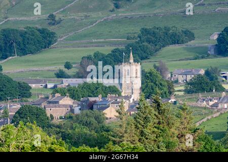 St. Margarets Pfarrkirche in Hawes, mit Yorburgh Hügel hinter. Wensleydale, North Yorkshire, Großbritannien Stockfoto