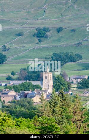 St. Margarets Pfarrkirche in Hawes, mit Yorburgh Hügel hinter. Wensleydale, North Yorkshire, Großbritannien Stockfoto