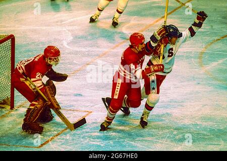 Action während eines Spiels Team USA gegen die UdSSR im Eishockey-Halbfinale der Herren bei den Olympischen Winterspielen 1980. Stockfoto