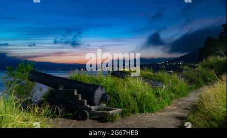 Petropawlowsk Kamtschatski, RUSSLAND-Juli 2020: Artillerie auf Nikolskaja Sopka mit Blick auf den Sonnenuntergang in der Awatscha-Bucht Stockfoto