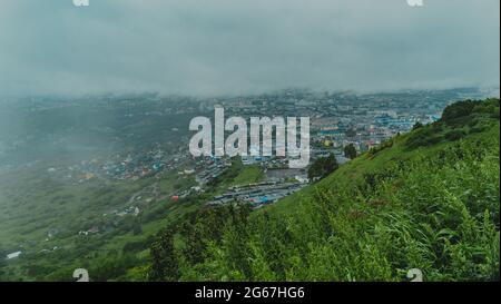 Petropavlovsk Kamtschatsky, Russland-Juli 2020: Blick auf die Stadt im Nebel Stockfoto