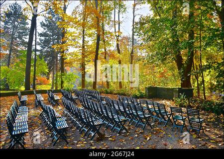 Hochzeitsfeier mit grünen Stühlen im Freien im Garten Stockfoto