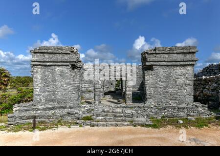 Haus des Cenote in den Maya-Ruinen in Tulum, Mexo. Die Mayas verwendeten natürliche Cenote-Brunnen für ihr Süßwasser. Stockfoto