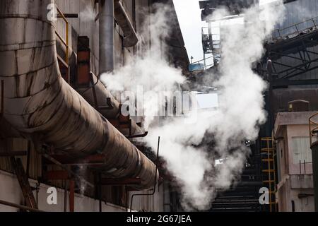Außenansicht einer Zuckerraffinerie mit entweichenden Dämpfen Stockfoto