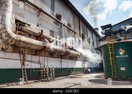 Außenansicht einer Zuckerraffinerie mit entweichenden Dämpfen Stockfoto