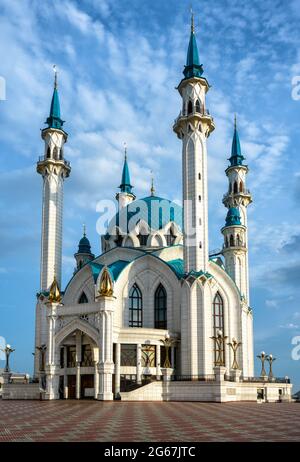 Kul Sharif Moschee in Kasan Kreml, Tatarstan, Russland. Es ist ein berühmtes Wahrzeichen von Kazan. Vertikale Ansicht der schönen islamischen Architektur, Touristenattraktion Stockfoto