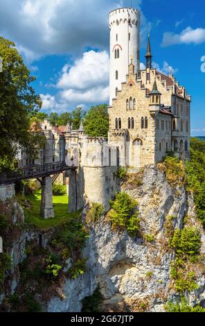 Schloss Lichtenstein auf dem Gipfel, Deutschland. Es ist Wahrzeichen von Baden-Württemberg. Landschaftlich schöne vertikale Ansicht des magischen Lichtenstein Schlosses auf einer Klippe. Landschaft Stockfoto