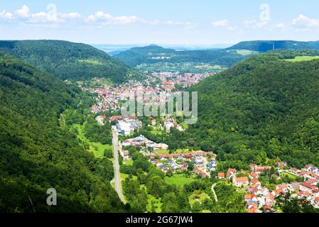 Lichtenstein Stadtansicht von Schloss Lichtenstein, Deutschland, Europa. Landschaft des Schwarzwaldes in den Schwäbischen Alpen. Malerisches Panorama der Stadt zwischen Bergen Stockfoto