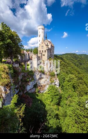 Schloss Lichtenstein im Sommer, Deutschland. Dieses prächtige Schloss ist Wahrzeichen von Baden-Württemberg. Szenische vertikale Ansicht des magischen Lichtenstein Schlosses auf Stockfoto