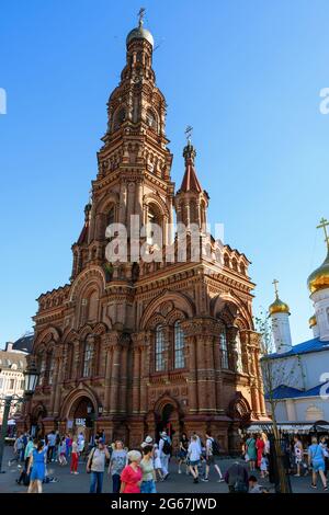 Kasan, Russland – 19. Juni 2021: Glockenturm der Epiphaniekathedrale in Kasan, Tatarstan, Russland. Dieser hohe Glockenturm ist die Touristenattraktion von Kazan. Ansicht von Stockfoto