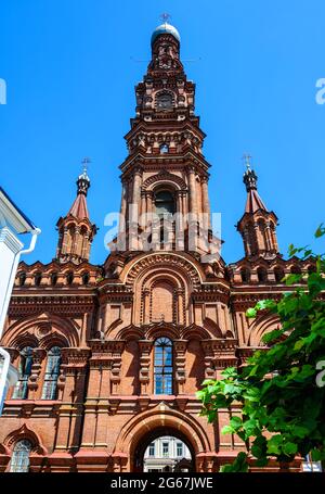 Glockenturm der Epiphaniekathedrale, Kasan, Tatarstan, Russland. Dieser hohe Glockenturm ist die Touristenattraktion von Kazan. Vertikale Vorderansicht des alten Wahrzeichens auf Ba Stockfoto