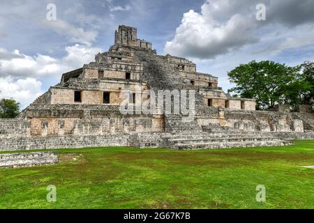 Edzna ist eine archäologische Stätte der Maya im Norden des mexikanischen Bundesstaates Campeche. Gebäude mit fünf Etagen. Stockfoto