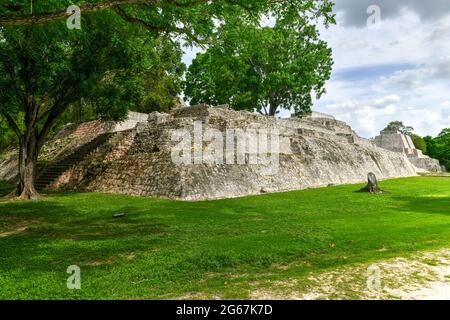 Edzna ist eine archäologische Stätte der Maya im Norden des mexikanischen Bundesstaates Campeche. Plattform der Messer. Stockfoto
