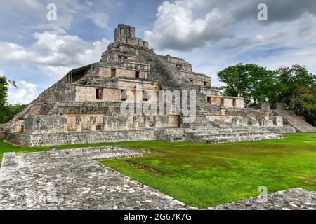 Edzna ist eine archäologische Stätte der Maya im Norden des mexikanischen Bundesstaates Campeche. Gebäude mit fünf Etagen. Stockfoto