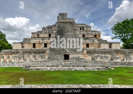 Edzna ist eine archäologische Stätte der Maya im Norden des mexikanischen Bundesstaates Campeche. Gebäude mit fünf Etagen. Stockfoto