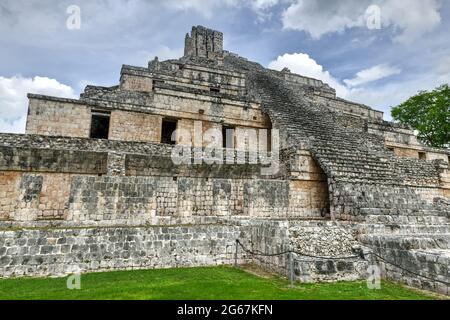 Edzna ist eine archäologische Stätte der Maya im Norden des mexikanischen Bundesstaates Campeche. Gebäude mit fünf Etagen. Stockfoto