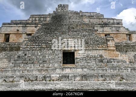 Edzna ist eine archäologische Stätte der Maya im Norden des mexikanischen Bundesstaates Campeche. Gebäude mit fünf Etagen. Stockfoto
