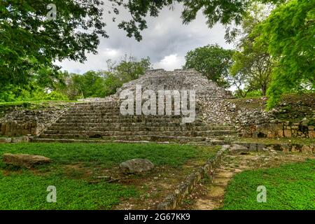 Edzna ist eine archäologische Stätte der Maya im Norden des mexikanischen Bundesstaates Campeche. Tempel der Stalae. Stockfoto