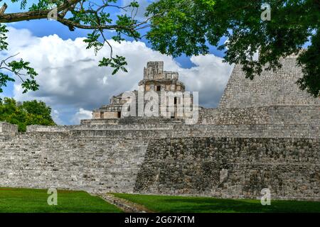 Edzna ist eine archäologische Stätte der Maya im Norden des mexikanischen Bundesstaates Campeche. Gebäude mit fünf Etagen. Stockfoto
