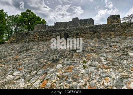 Edzna ist eine archäologische Stätte der Maya im Norden des mexikanischen Bundesstaates Campeche. Der Ballplatz. Stockfoto