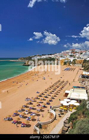 Reihen von Strohschirmen, Praia de Peneco, Albufeira, Algarve-Region, Portugal Stockfoto