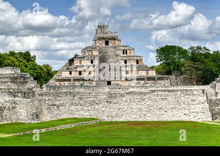 Edzna ist eine archäologische Stätte der Maya im Norden des mexikanischen Bundesstaates Campeche. Gebäude mit fünf Etagen. Stockfoto