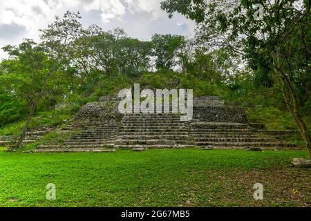 Edzna ist eine archäologische Stätte der Maya im Norden des mexikanischen Bundesstaates Campeche. Struktur 501. Stockfoto