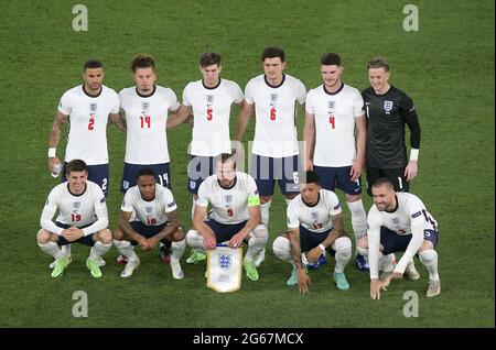 Englands (hintere Reihe: Links-rechts) Kyle Walker, Kalvin Phillips, John Stones, Harry Maguire, Declan Rire, Torhüter Jordan Pickford, (vordere Reihe: Links-rechts) Mason Mount, Raheem Sterling, Harry Kane, Jadon Sancho und Luke Shaw stellen sich vor dem UEFA-Viertelfinale 2020 im Stadio Olimpico, Rom, für ein Teamfoto an. Bilddatum: Samstag, 3. Juli 2021. Stockfoto