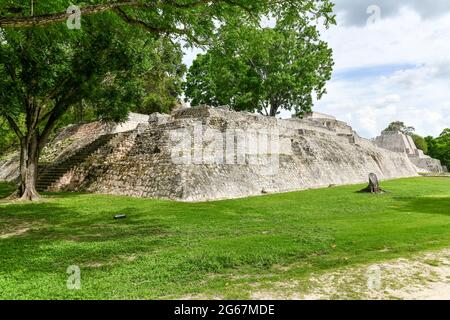 Edzna ist eine archäologische Stätte der Maya im Norden des mexikanischen Bundesstaates Campeche. Plattform der Messer. Stockfoto